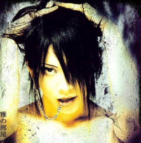 et là c'est un chanteur (oui un, ce n'est pas une fille!) japonais qui fait du visual kei! c'est trop bien pour ceux qui aime le hard un peu!  lol